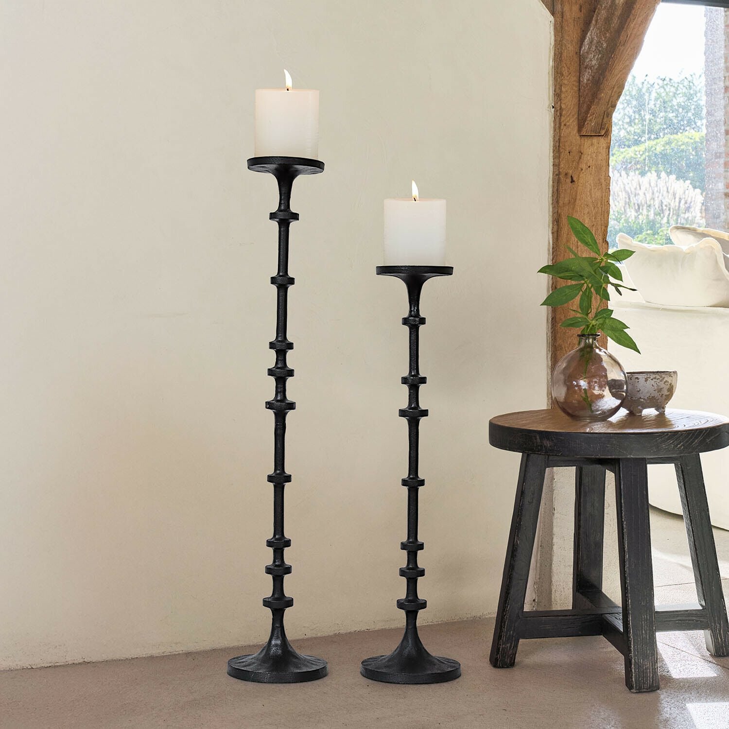 Kerzenständer 2er Set Reville Set aus zwei schwarzen Metall-Kerzenhaltern mit weißen Kerzen, natürliche Wohnraumdekoration mit Licht