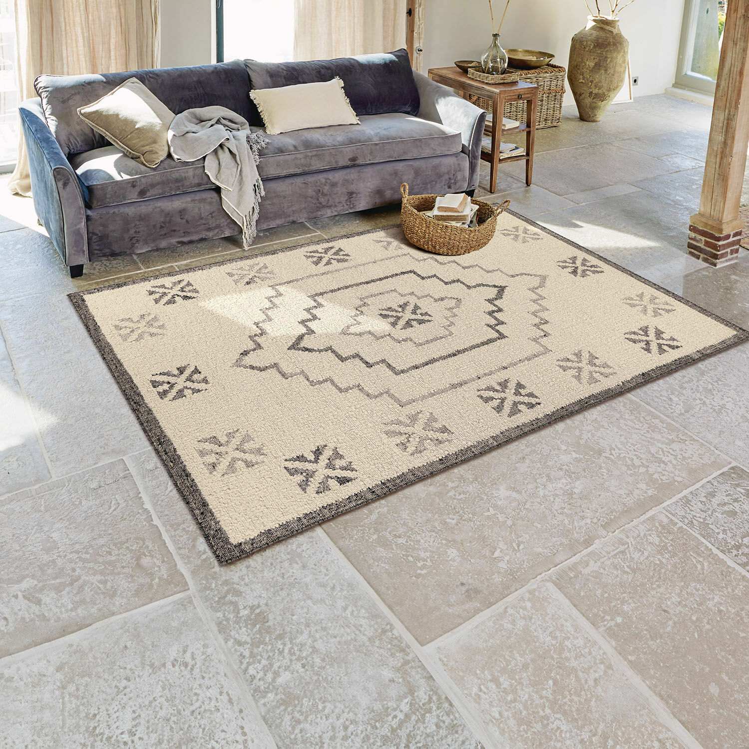 Teppich Xerven Beigefarbener Teppich mit grauem geometrischem Muster auf Steinboden im Wohnzimmer