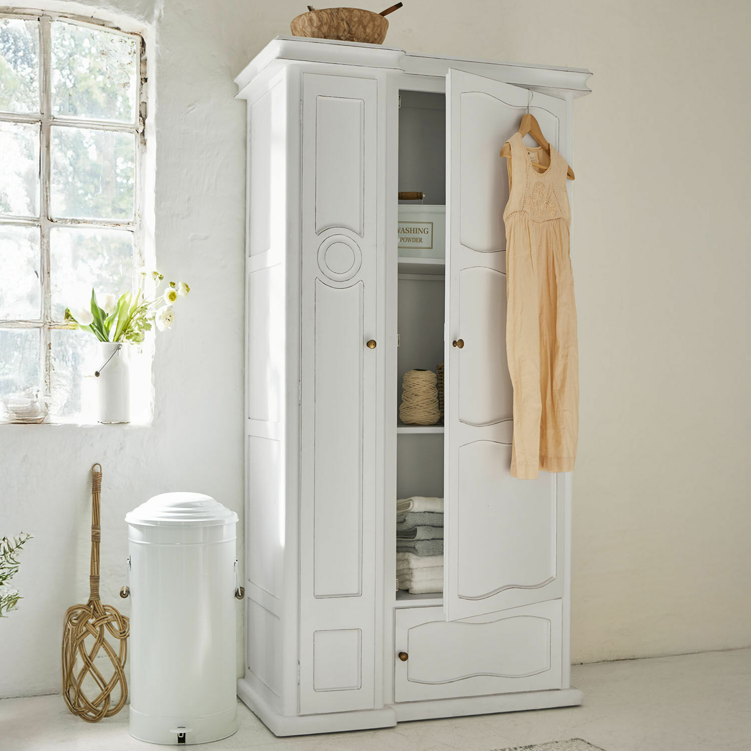 Schrank Garlinet Weiße Holzkommode mit offenen Türen und beigem Kleid, Vintage-Stil, Aufbewahrungsmöbel