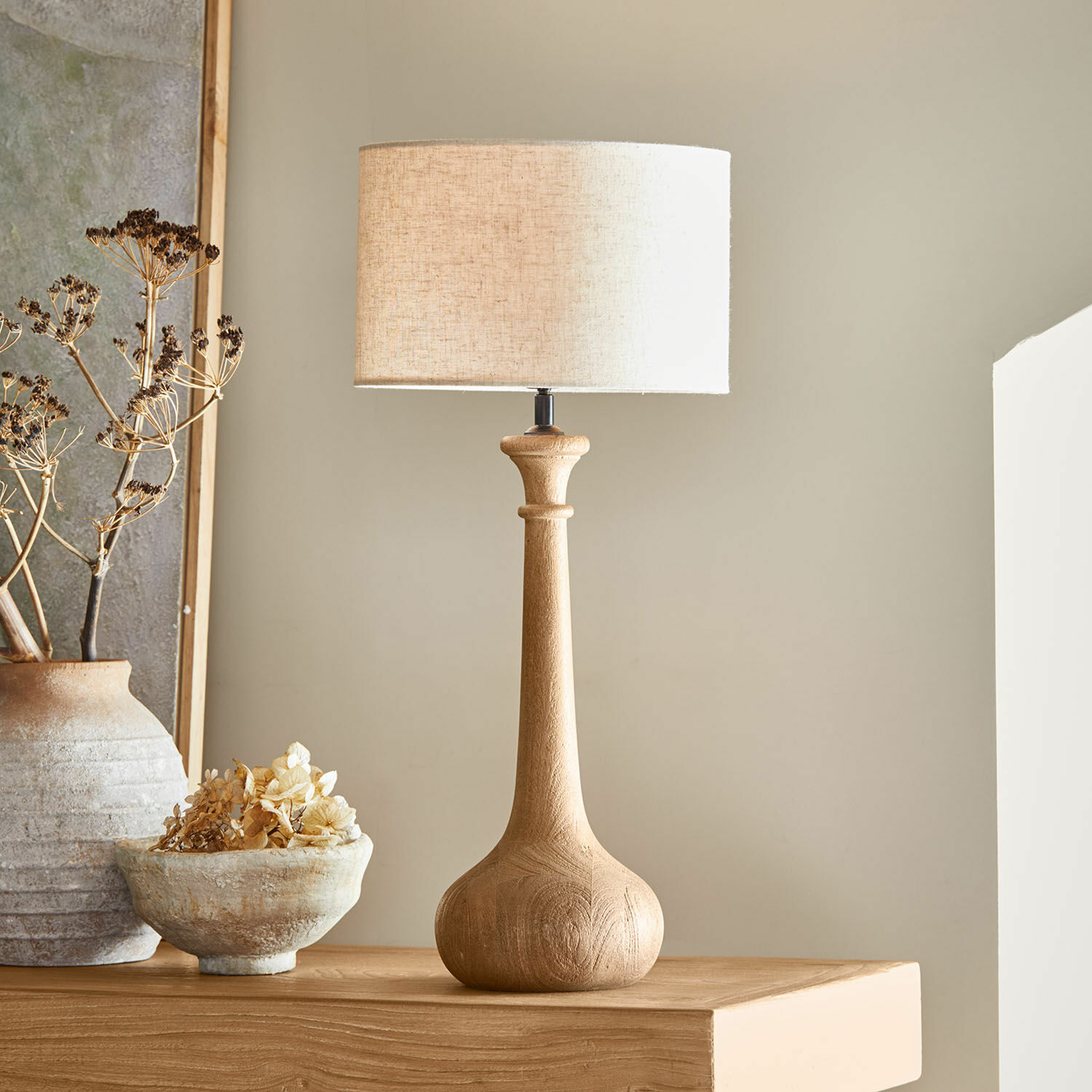 Tischlampe Andrées Tischlampe mit Holzfuß und beigem Stoffschirm, natürliche Wohnraumdekoration im modernen Stil