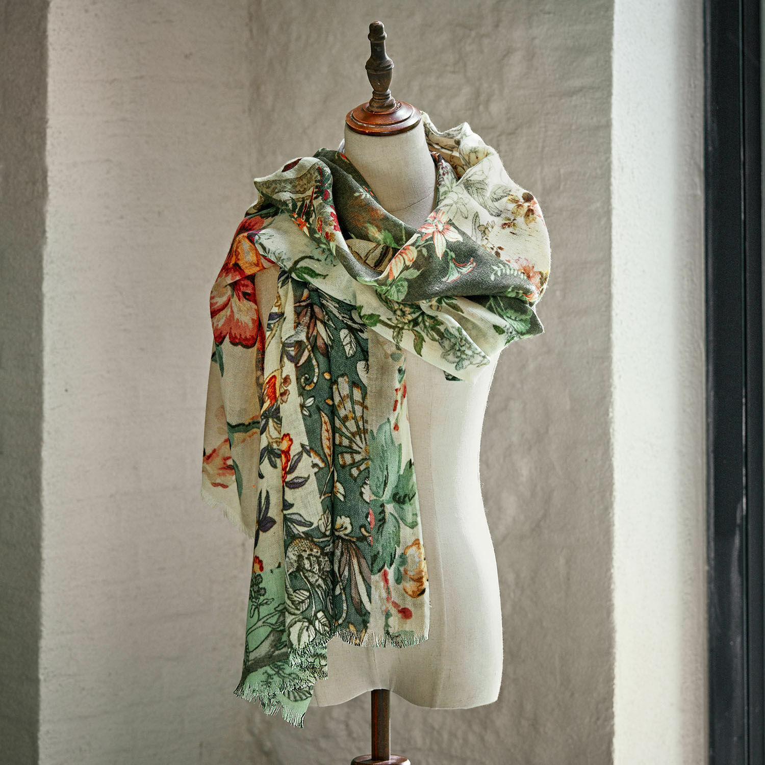Schal Garnay Großer Schal mit floralem Muster in Grün- und Cremetönen aus weichem Material, modisches Accessoire