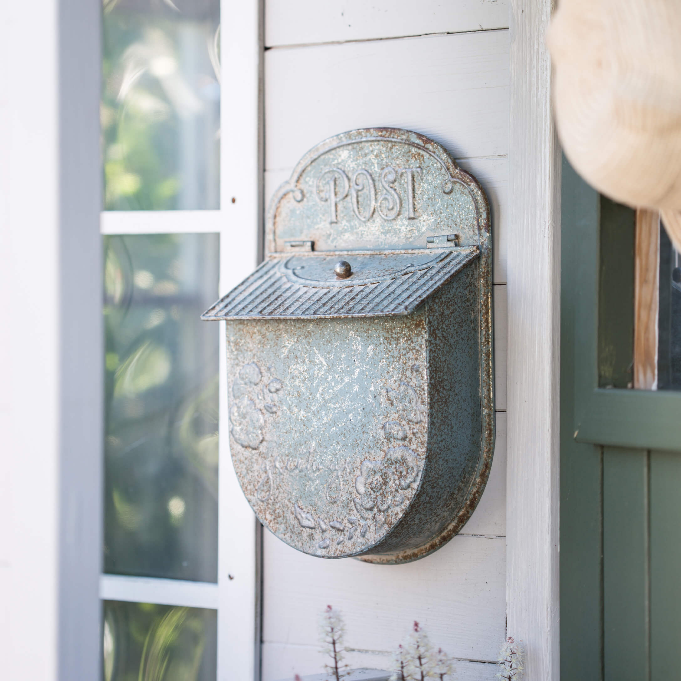 Vintage Metall Briefkasten in Grau mit Rosteffekt an weißer Wand für Post