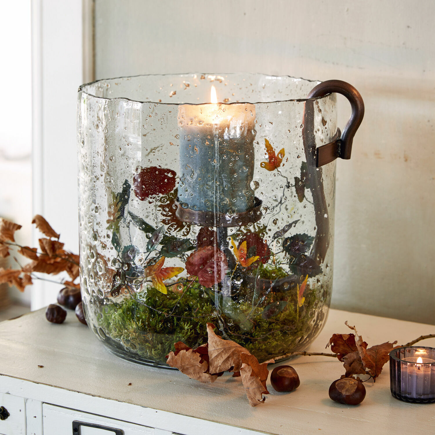 Windlicht Dions Glaswindlicht mit Griff und blauer Kerze, dekoriert mit Moos und Blumen, herbstliche Deko
