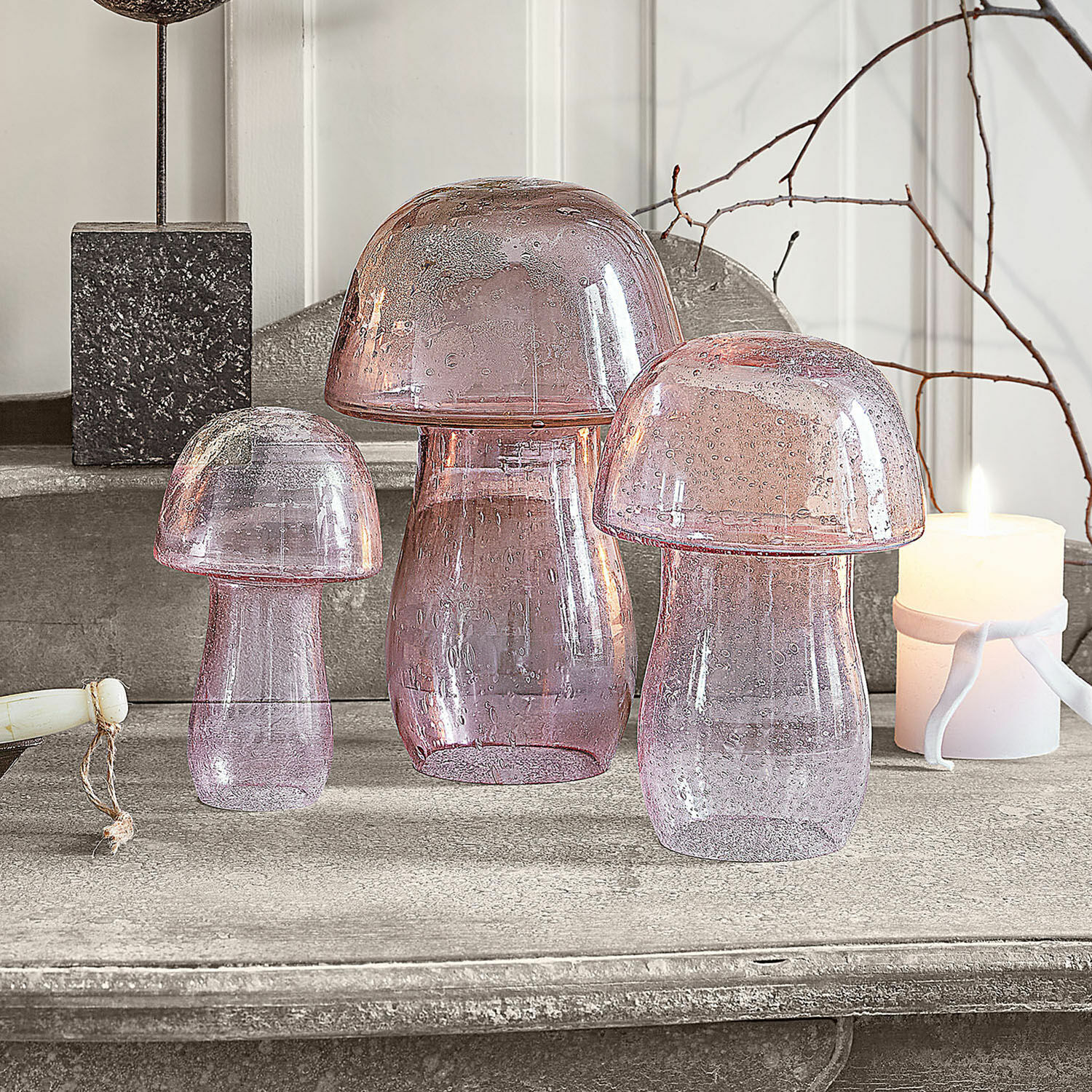 Deko-Pilz 3er Set Verlière Drei dekorative Pilzfiguren aus rosa Glas auf grauem Tisch, stilvolle Wohnaccessoires