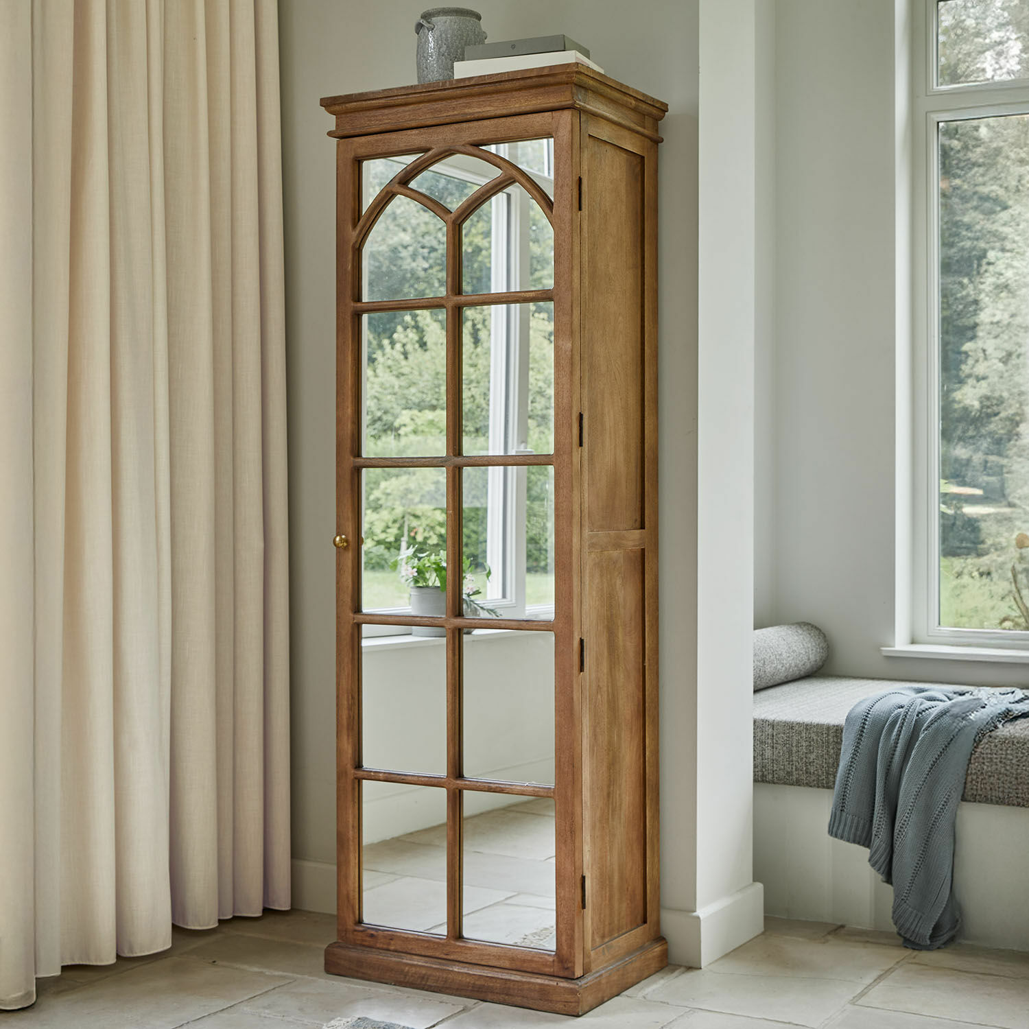 Schrank Cayey Holzschrank mit Spiegel im Vintage-Stil in natürlicher Holzfarbe für Wohnzimmer