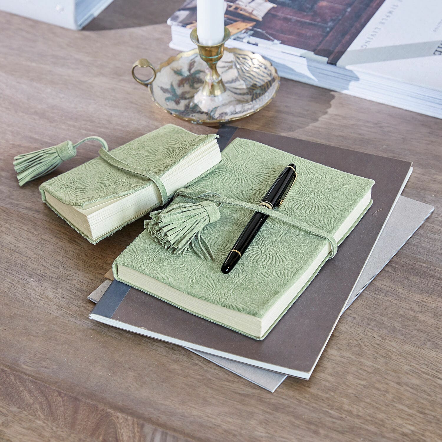 Notizbuch 2er Set Houdain Grünes Notizbuch aus weichem Leder mit Prägung und Quaste auf Holztisch mit schwarzem Stift