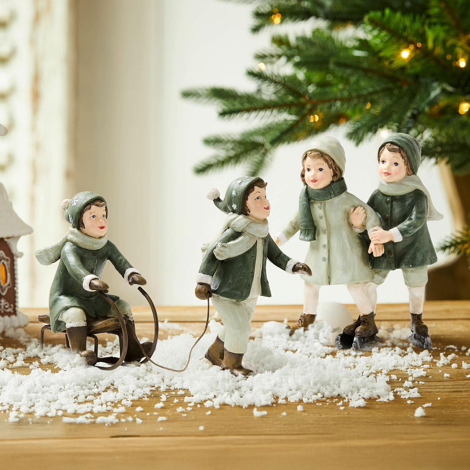 Figur 2er Set Andros Figuren von Kindern beim Spielen im Schnee mit Schlitten und Schlittschuhen, Winterdeko auf Holztisch