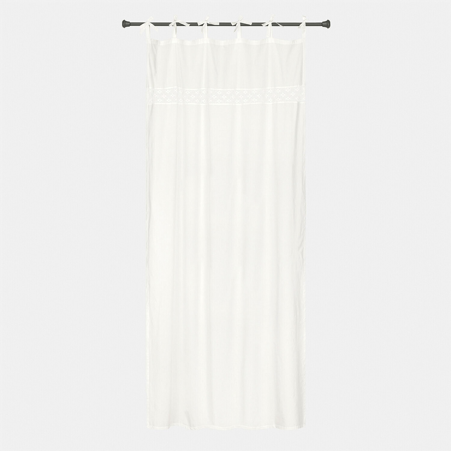 Weiße Baumwollgardine mit feiner Stickerei und Bindebändern, dekorativer Fensterschmuck