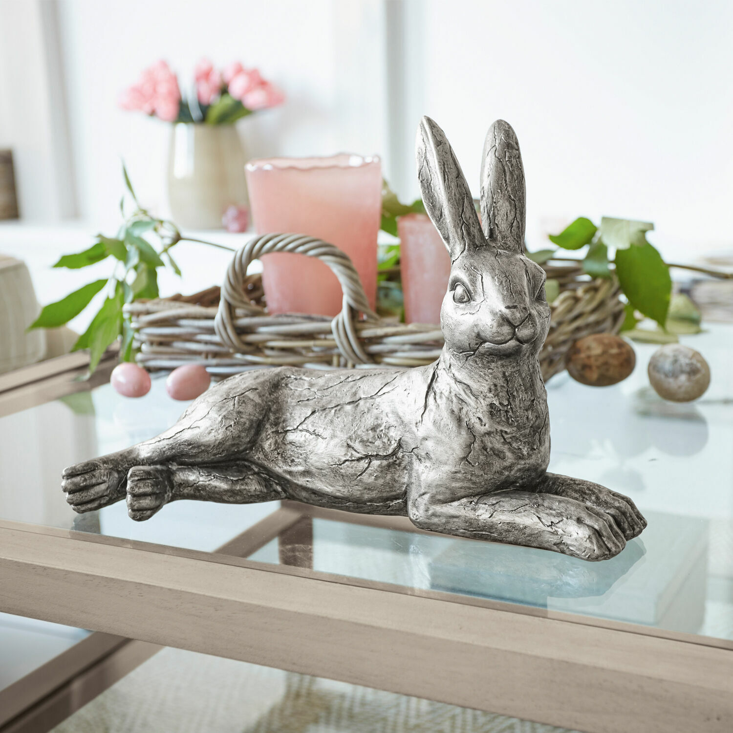 Hase Fiorentin Dekorativer silberner Metall-Hase auf Glastisch mit frühlingshafter Dekoration