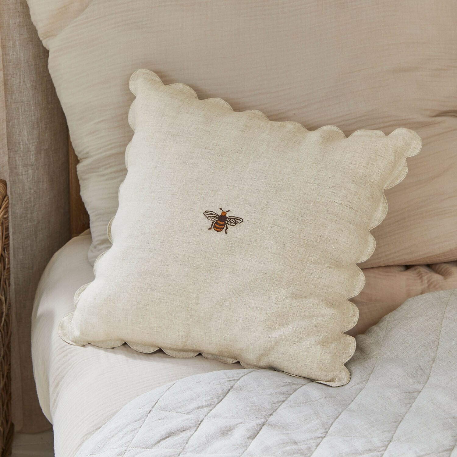 Kissenhülle Fluttery Beige Leinenkissen mit welligem Rand und bestickter Biene, Schlafzimmerdekoration