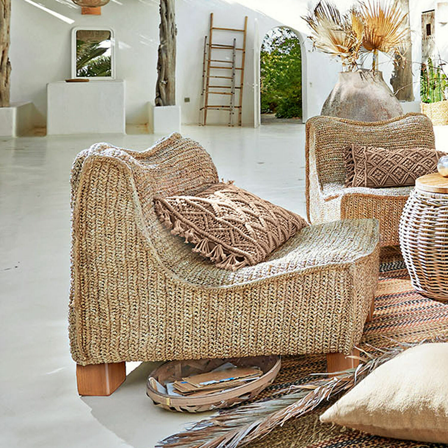 Sessel Bocage Sessel aus geflochtenem Rattan in Naturfarbe mit dekorativem Kissen und Holzbeinen