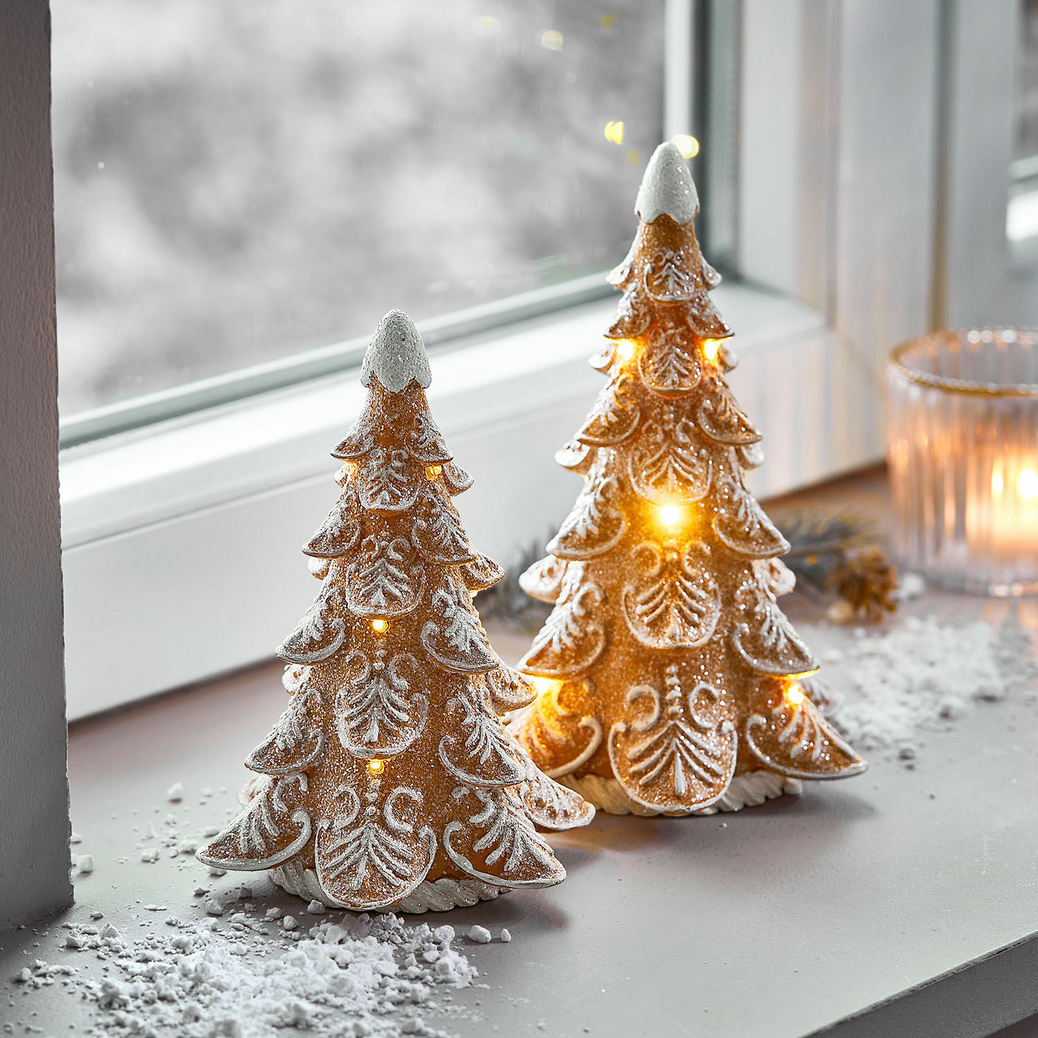 LED-Baum 2er Set Anyama Zwei dekorative Keramik-Weihnachtsbäume mit LED-Beleuchtung und weißem Schnee-Effekt auf Fensterbank