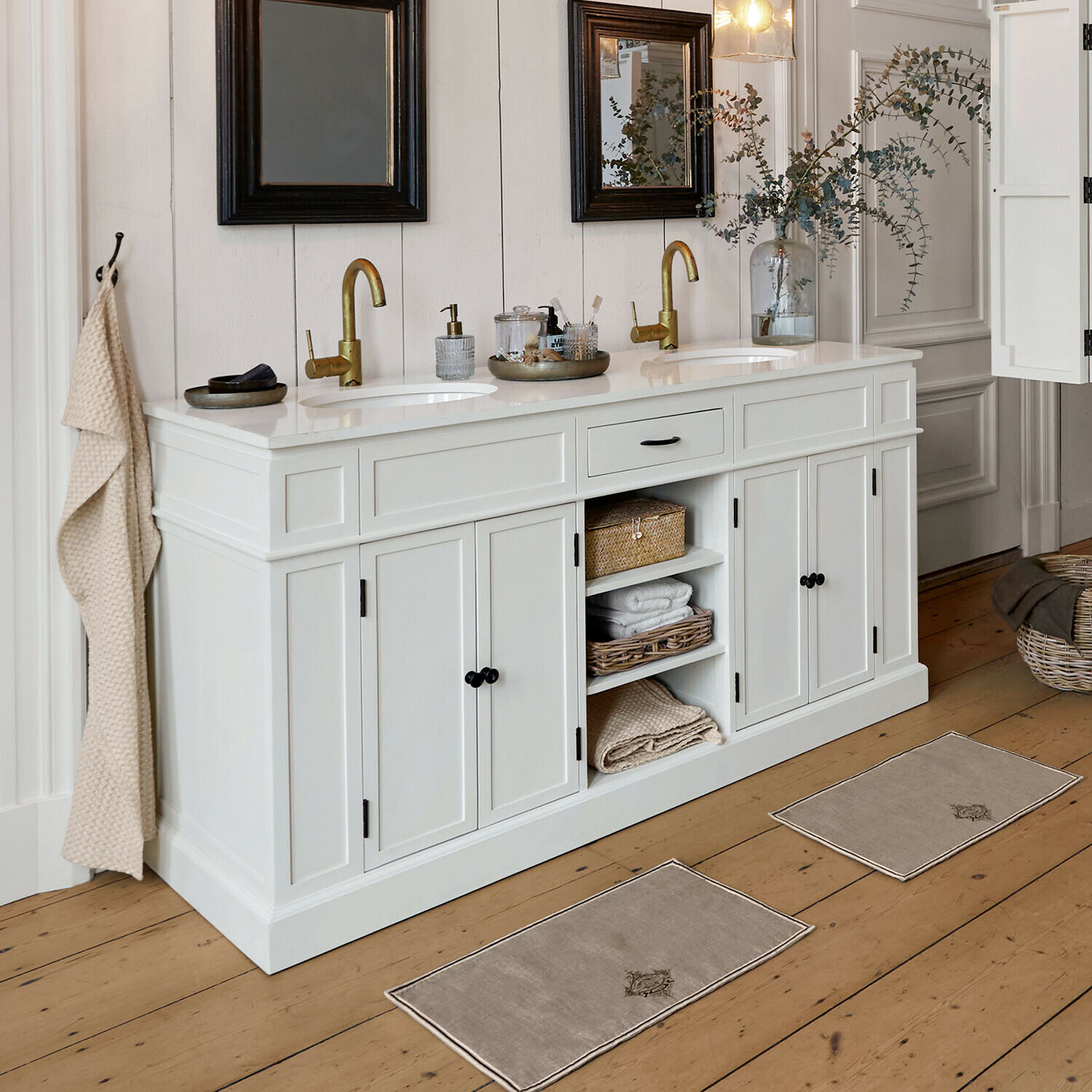 Doppelwaschtisch Lydia Weißer Holz-Badezimmerschrank mit Doppelwaschbecken und goldenen Armaturen im Vintage-Stil