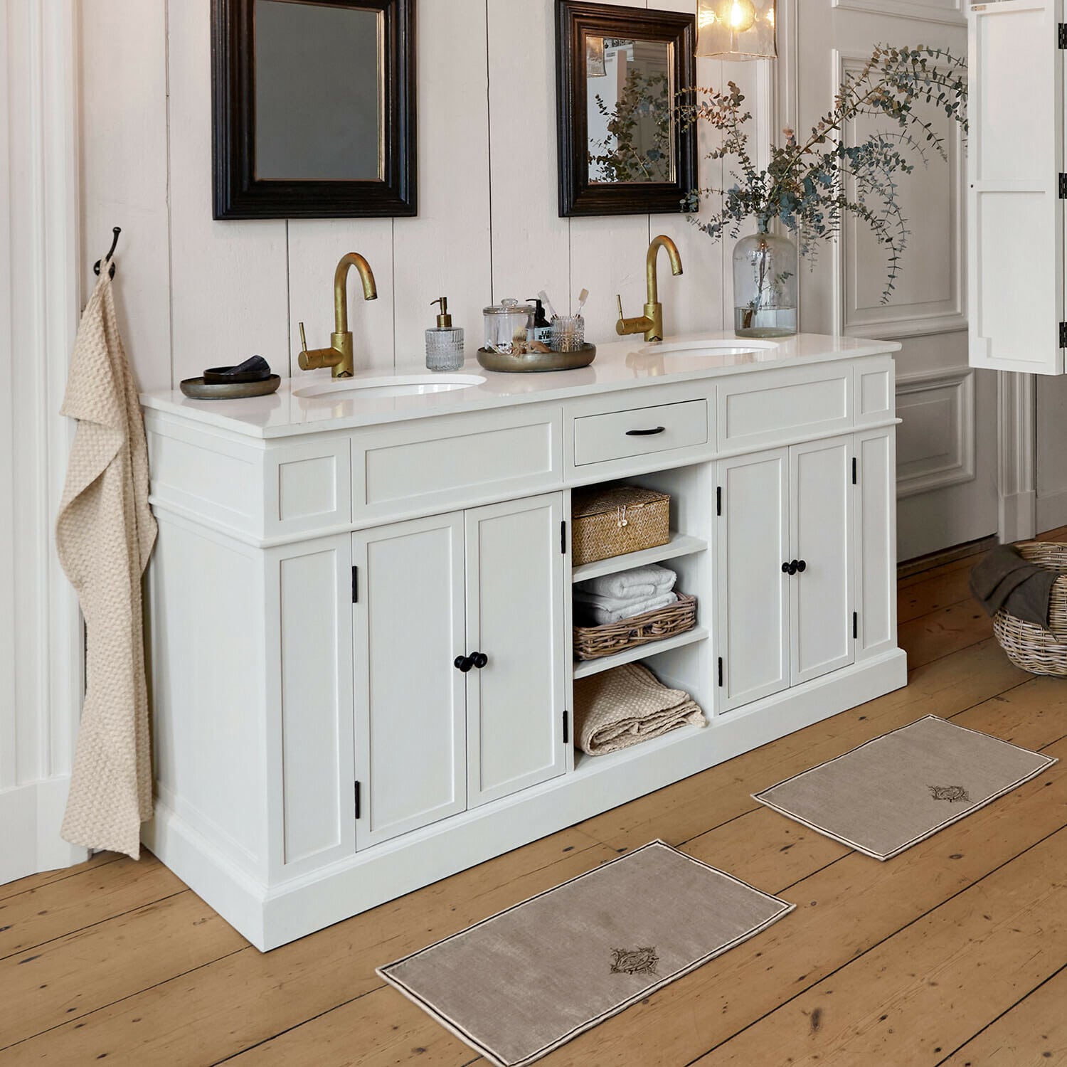 Doppelwaschtisch Lydia Weißer Holz-Badezimmerschrank mit Doppelwaschbecken und goldenen Armaturen im Vintage-Stil
