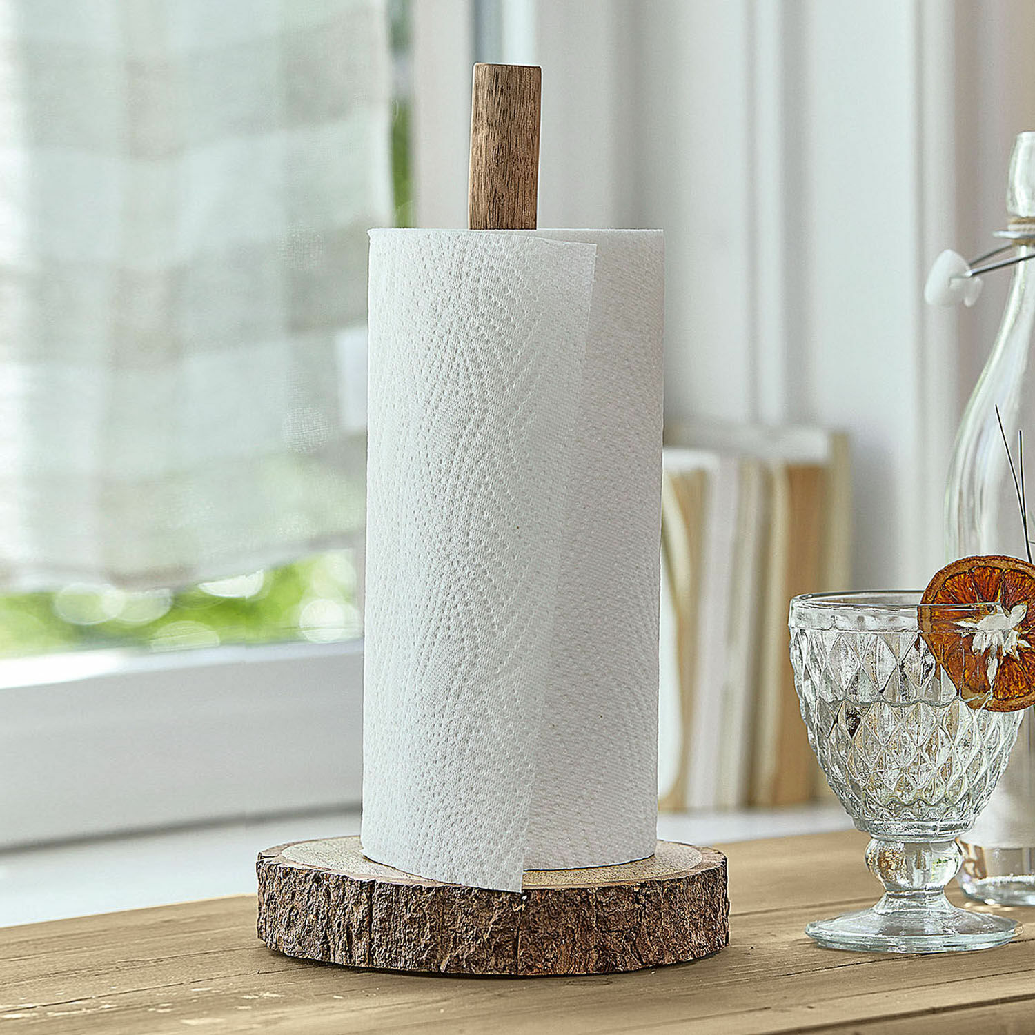Abroller Eumnor Papierrollenhalter aus Holz mit natürlicher Maserung auf Holztisch in heller Küche