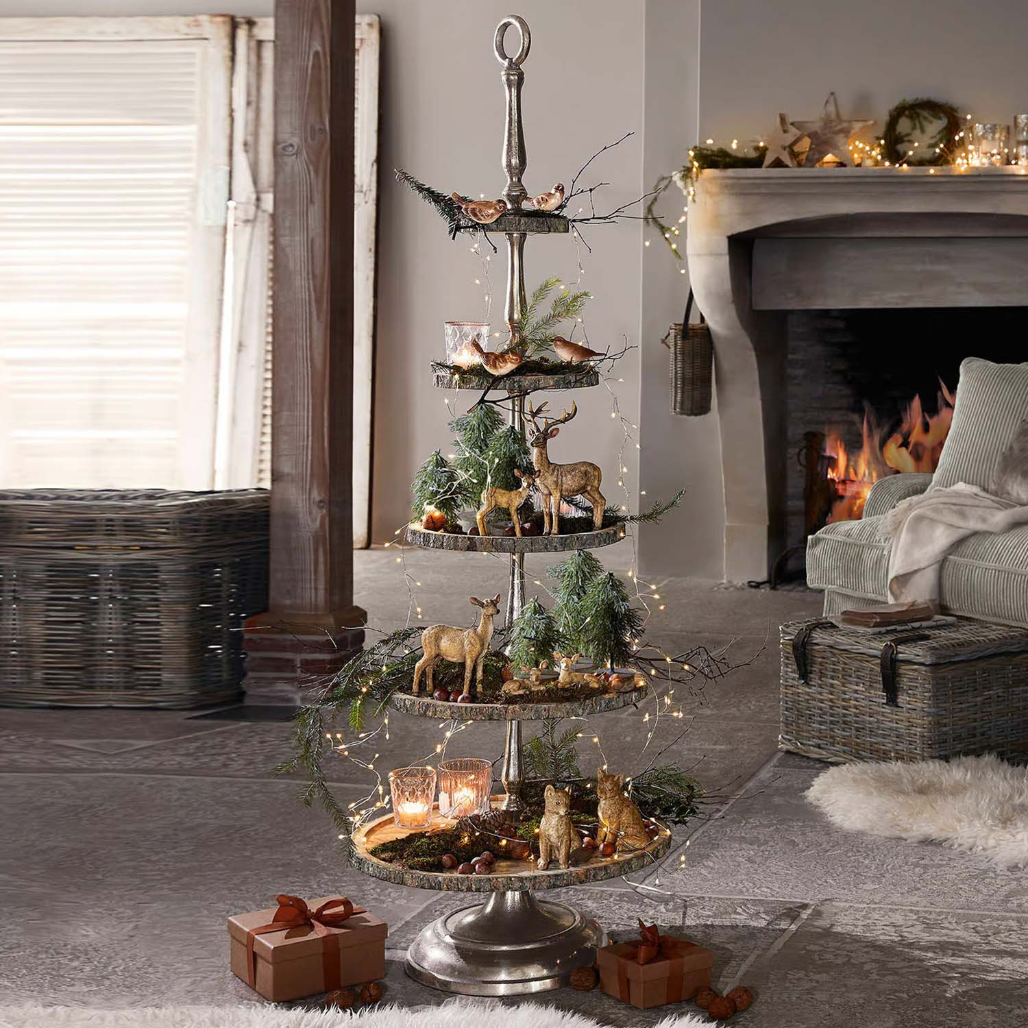 Vierstufige Metall-Dekoration mit Holztabletts, Weihnachts-Tierfiguren und LED-Lichterketten für festliche Stimmung