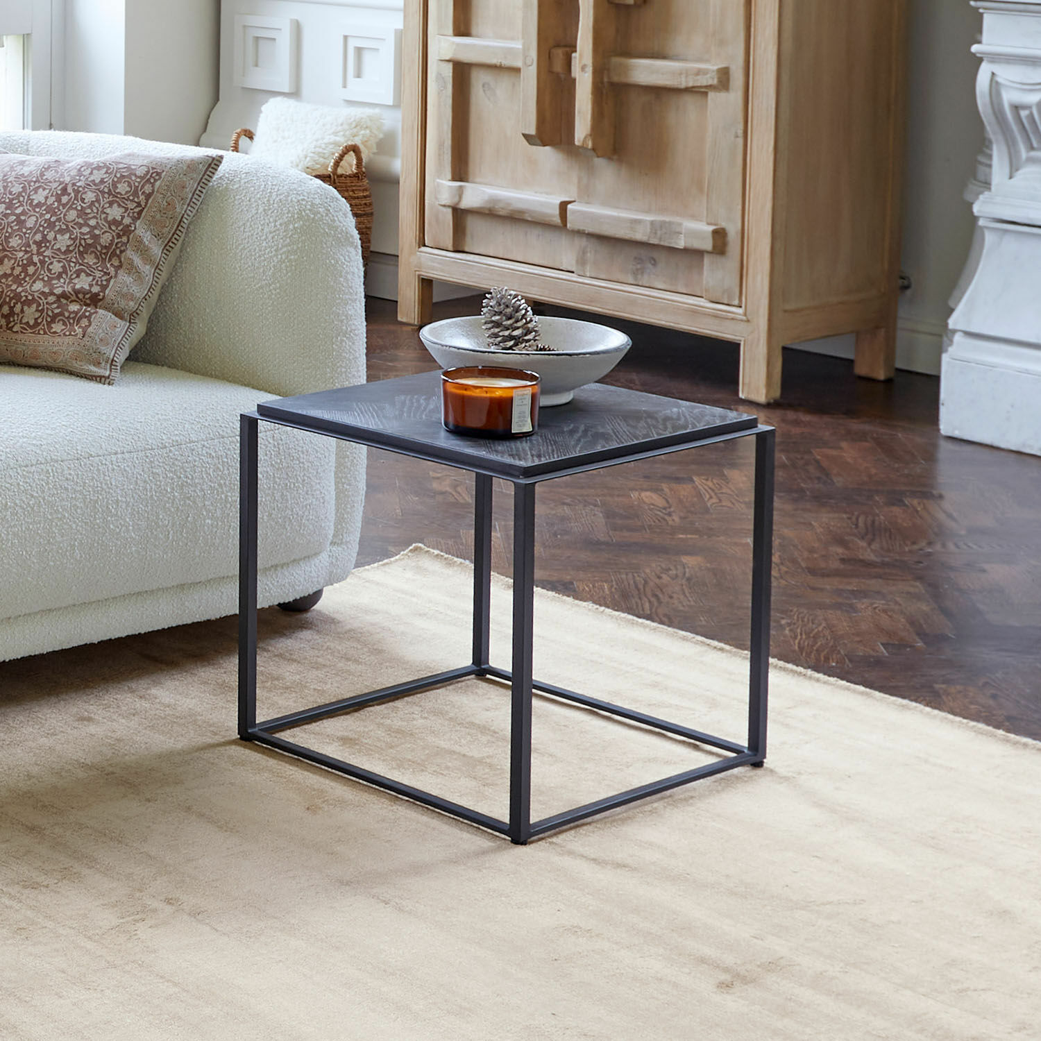 Beistelltisch Lumesto Quadratischer Couchtisch aus schwarzem Metall und Holz in modernem Wohnzimmer mit beigem Teppich