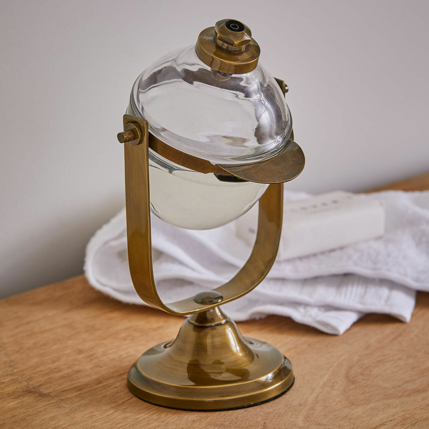 Seifenspender Tuiren Seifenspender aus Glas mit Messinghalterung, dekoratives Badezimmeraccessoire im Vintage-Stil