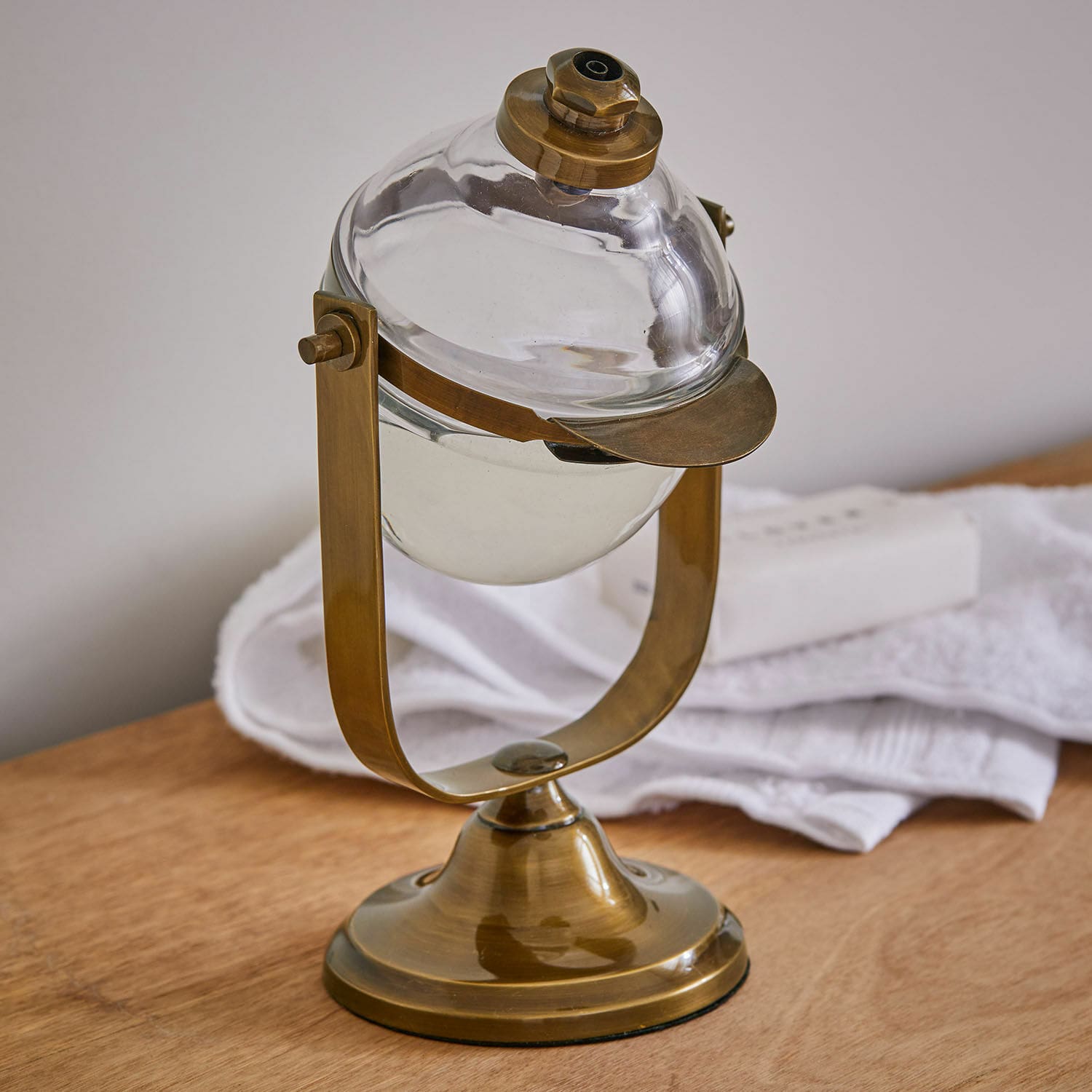 Seifenspender Tuiren Seifenspender aus Glas mit Messinghalterung, dekoratives Badezimmeraccessoire im Vintage-Stil