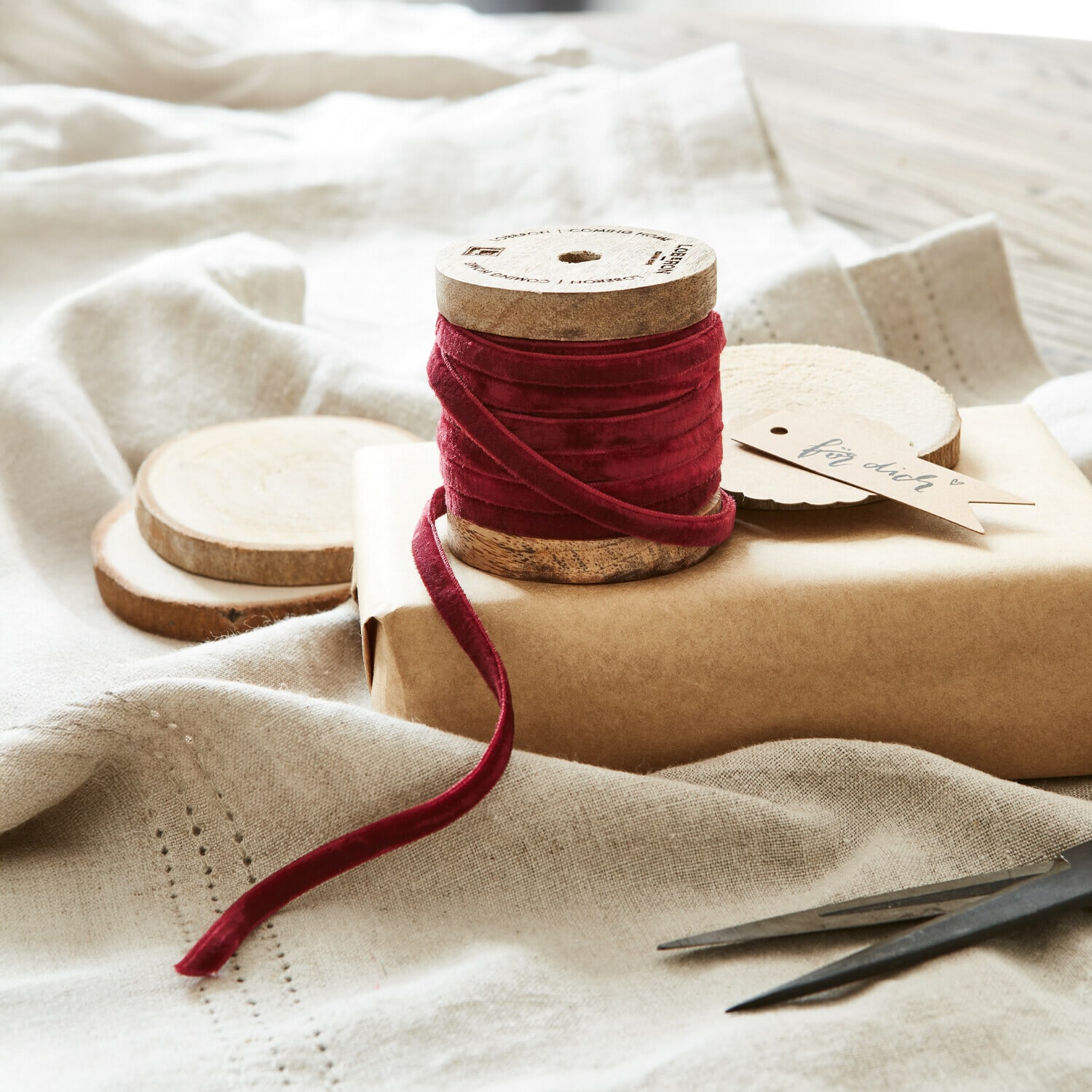 Samtband Olessa Rotes Samtband auf Holzspule mit Naturkraftpapier und Schere zum Geschenkverpacken