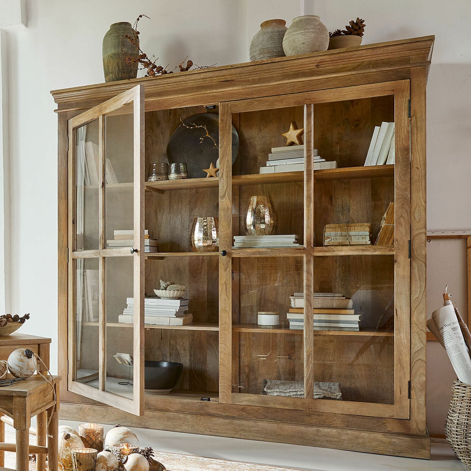 Schrank Norcelles Holzvitrine mit Glastüren und Dekorationen in natürlicher Holzfarbe, Wohnzimmermöbel
