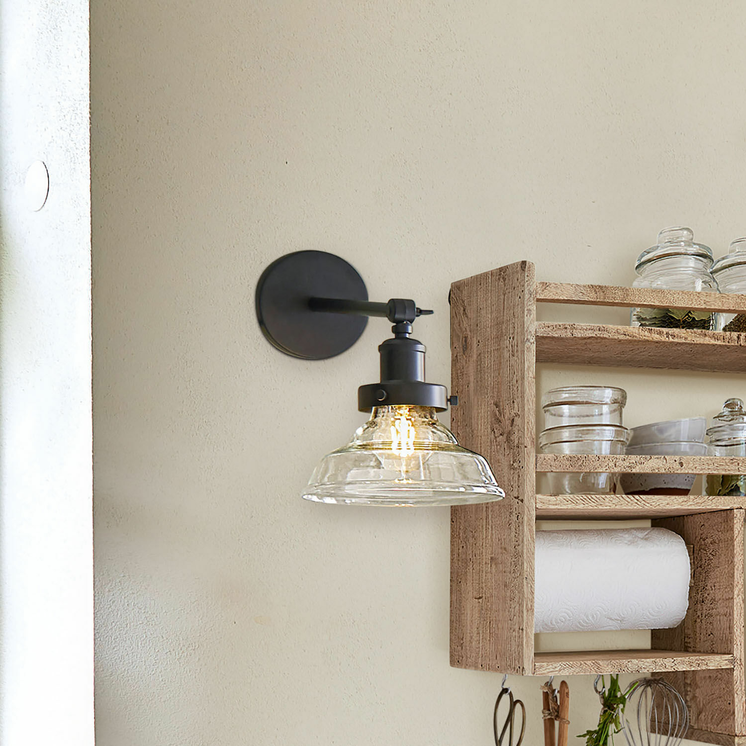 Wandlampe Manel Schwarze Metall-Wandleuchte mit klarem Glasschirm im Industrie-Stil für die Küche
