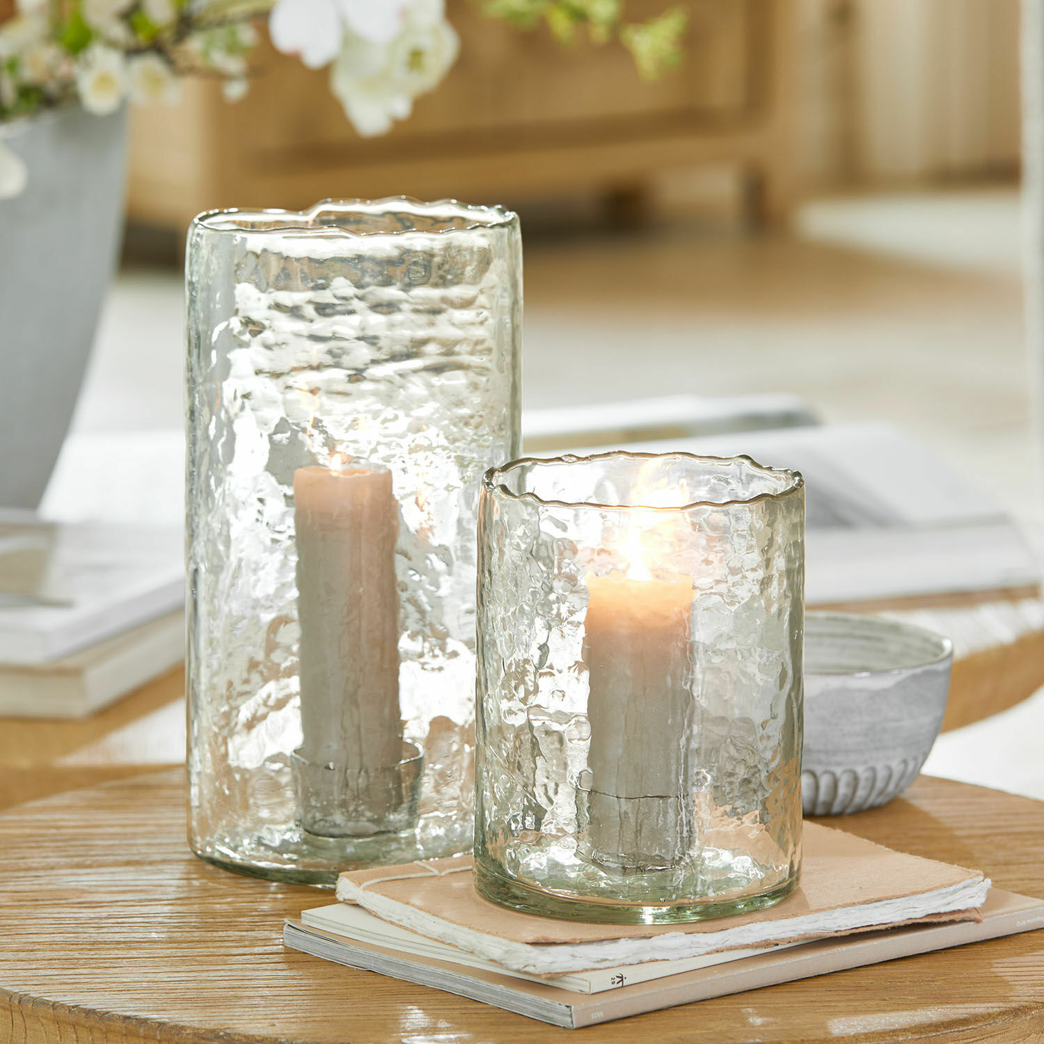 Windlicht 2er Set Querlay Zwei Windlichter aus strukturiertem transparentem Glas mit weißen Kerzen auf Holztisch