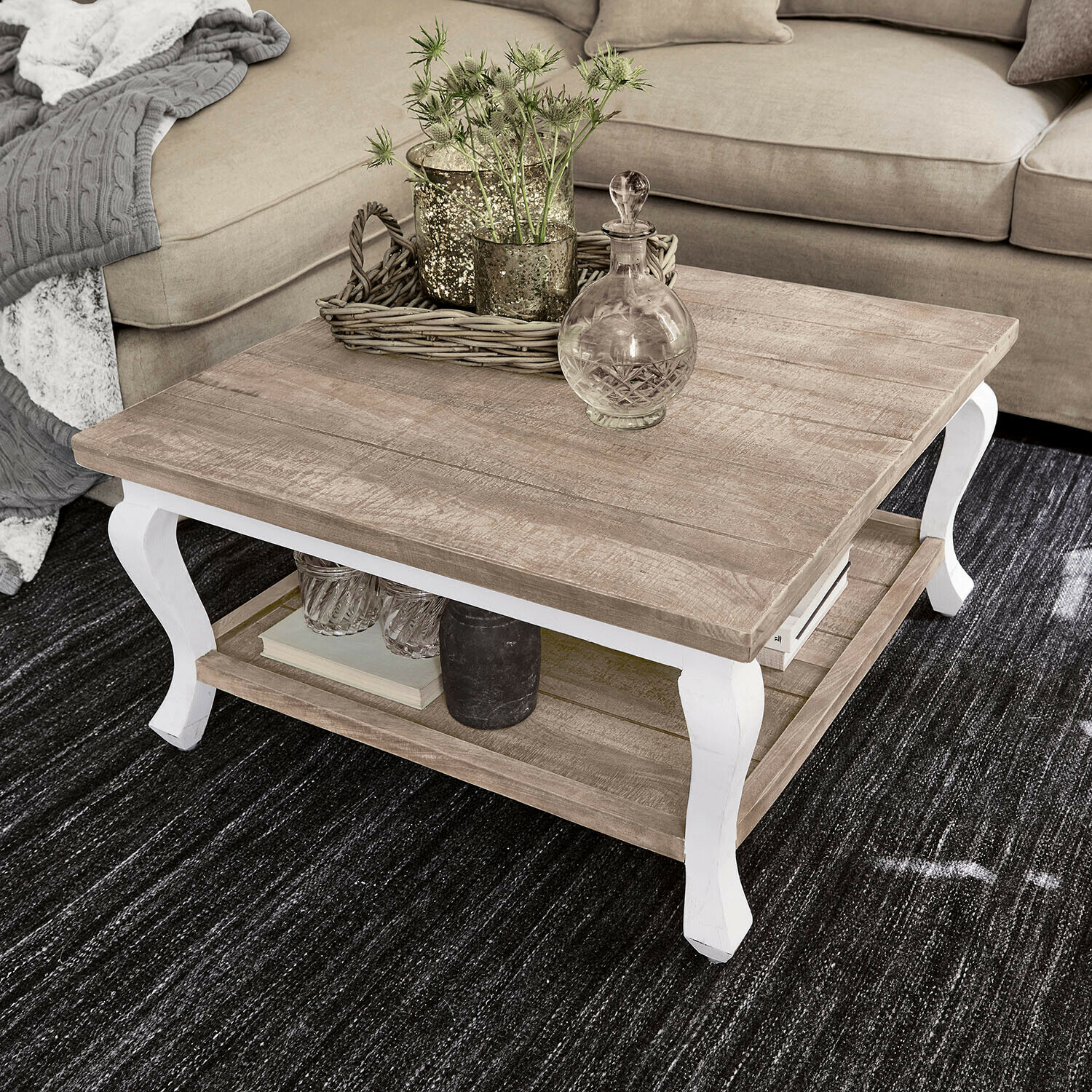 Couchtisch Riverside Quadratischer Couchtisch aus Holz mit weißen Beinen auf dunklem Teppich im Wohnzimmer