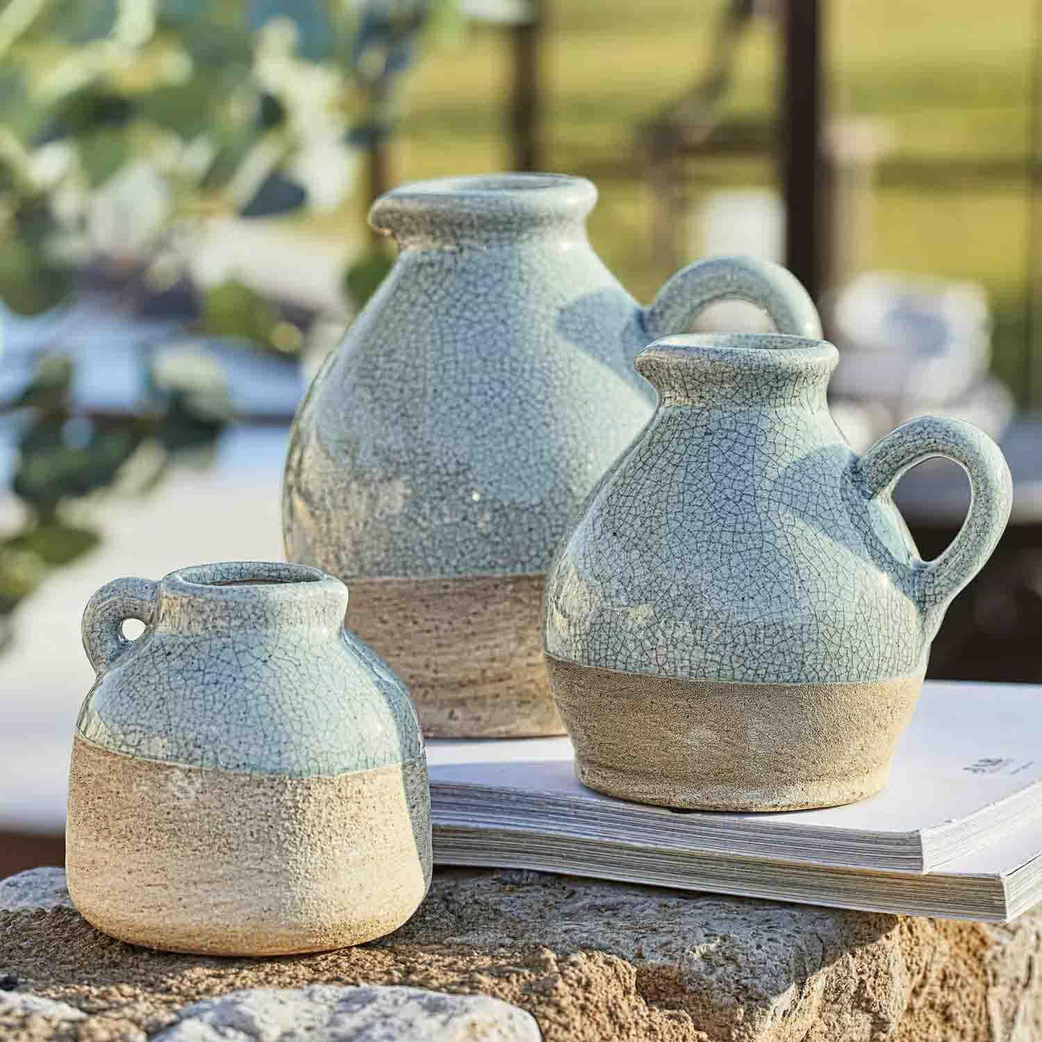 Set aus drei blauen und beigen Keramikvasen mit Rissglasur, dekorative Tischaccessoires im Landhausstil
