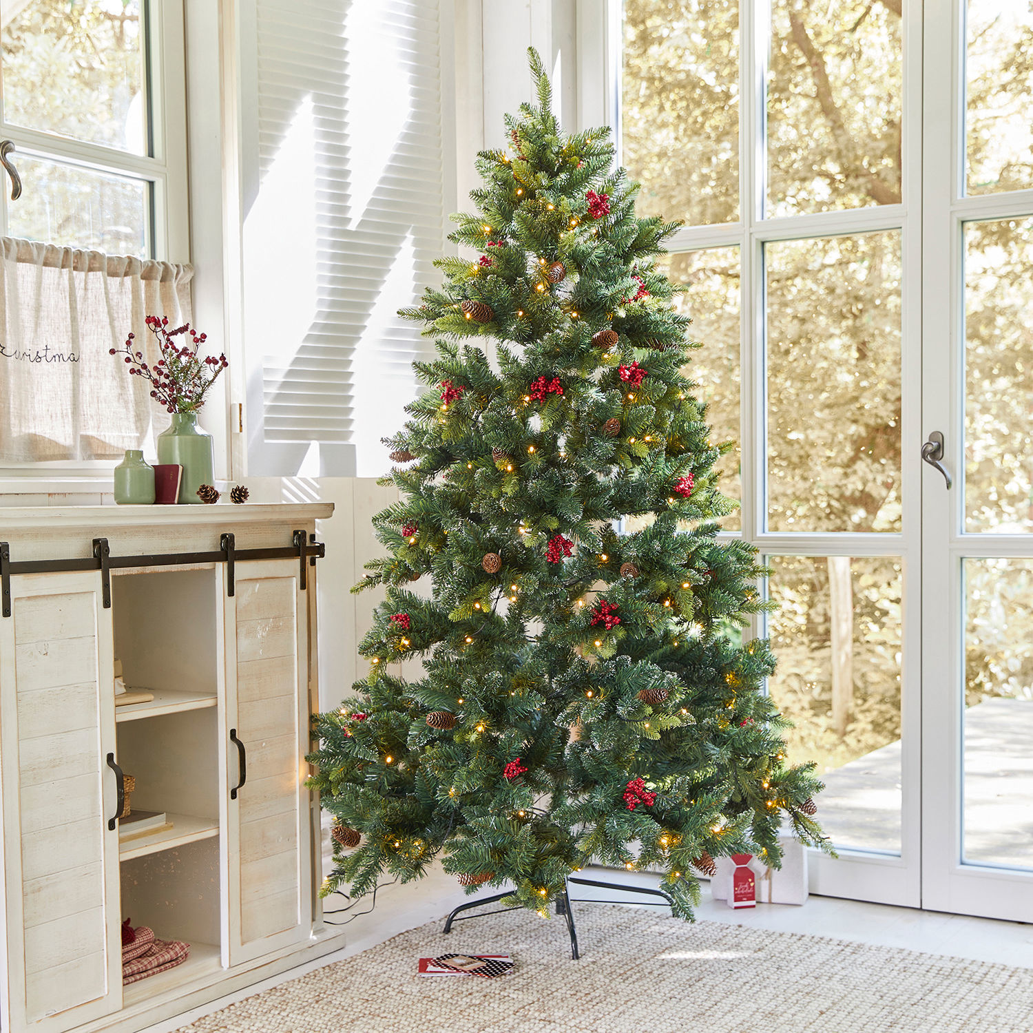 Weihnachtsbaum Bindley Künstlicher grüner Weihnachtsbaum mit roten Beeren und LED-Lichtern für festliche Dekoration