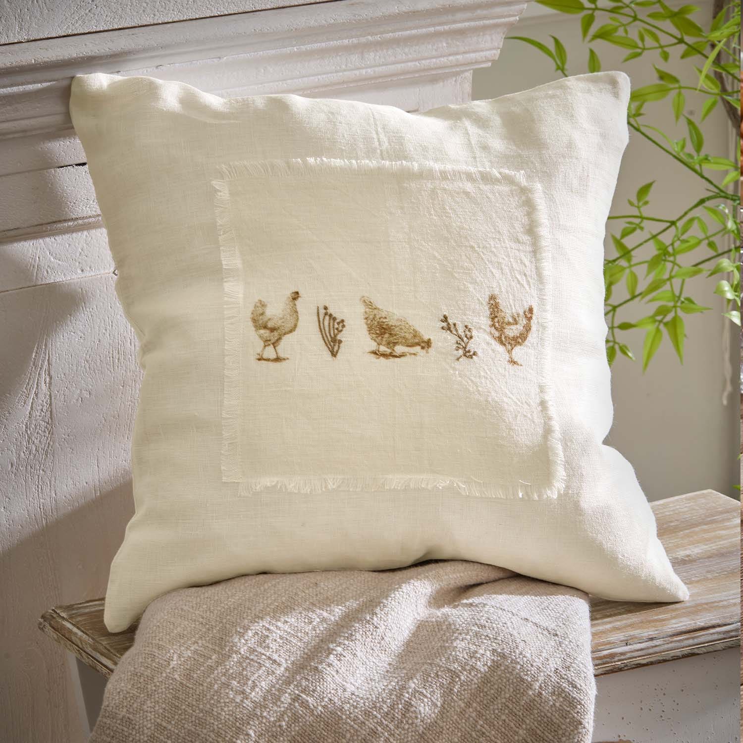 Beige Leinenkissen mit Hühner- und Pflanzenstickerei, rustikale Wohnraumdekoration