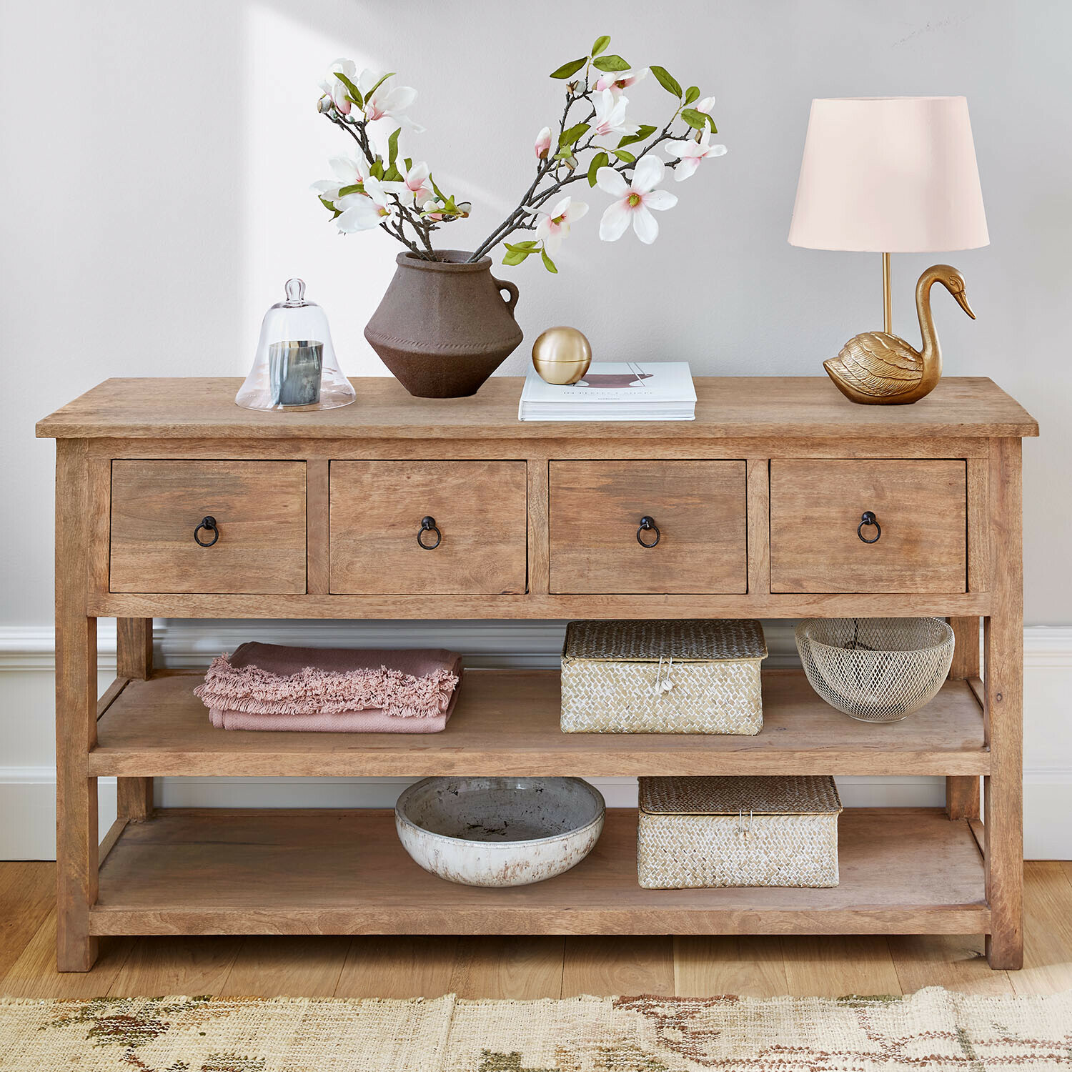 Holzkonsole mit vier Schubladen und Dekorationen in natürlicher Farbe, Wohnzimmermöbel