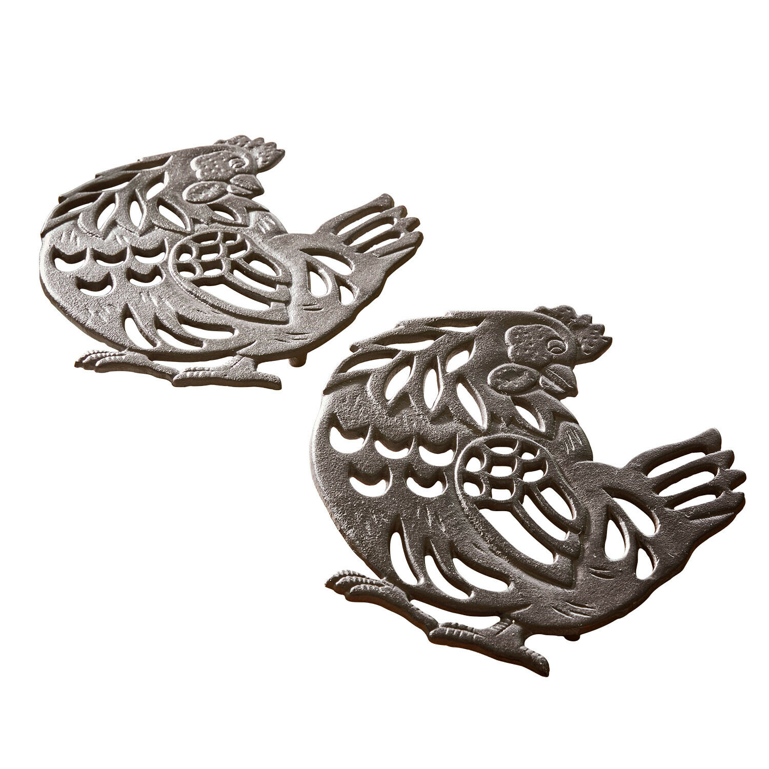 Zwei dekorative Untersetzer in Hühnerform aus grauem Metall, rustikales Küchenzubehör