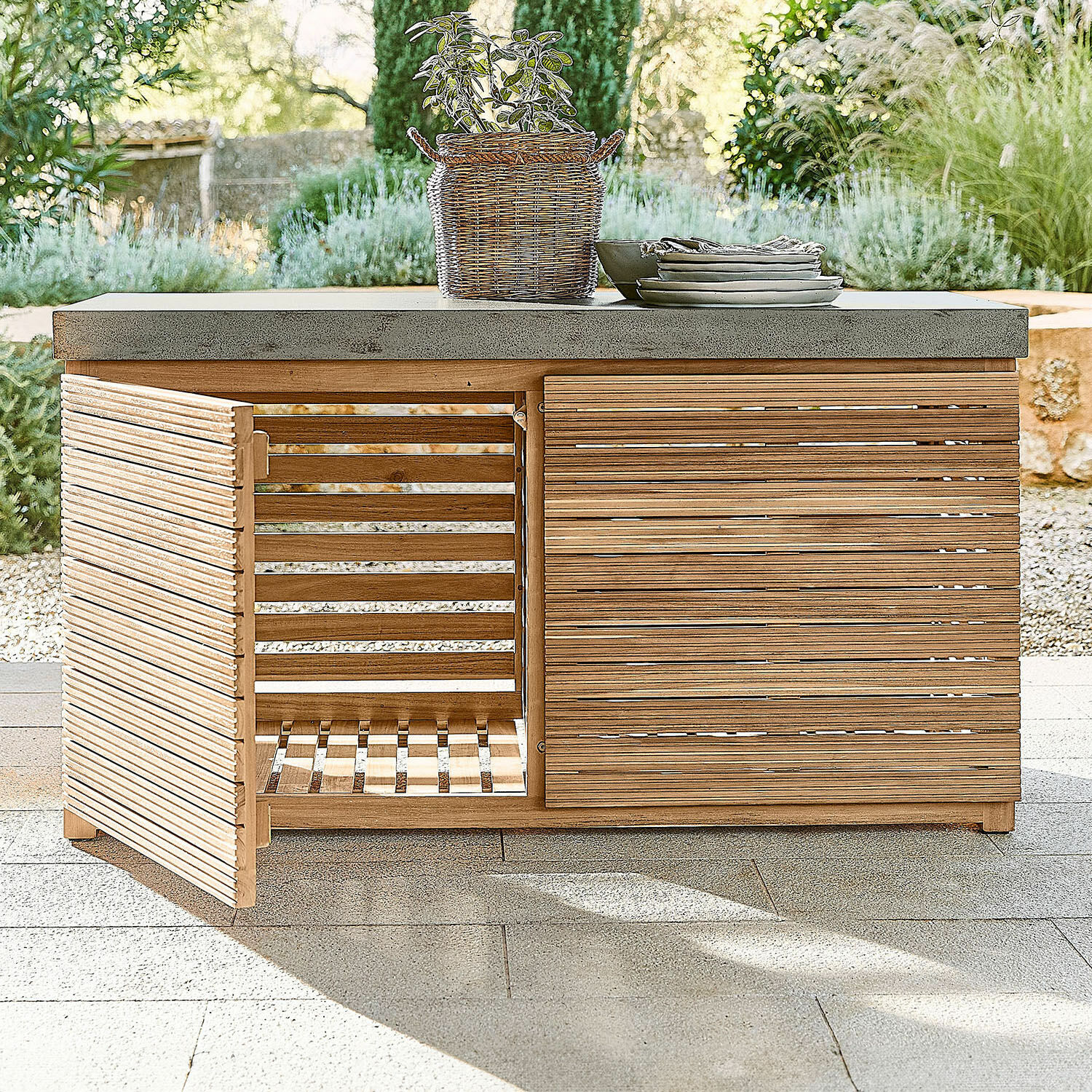 Outdoor-Küchenschrank FSC®-100% Venzone Gartenschrank aus Holz mit Betonplatte und offener Tür auf Terrasse, Outdoor-Möbel