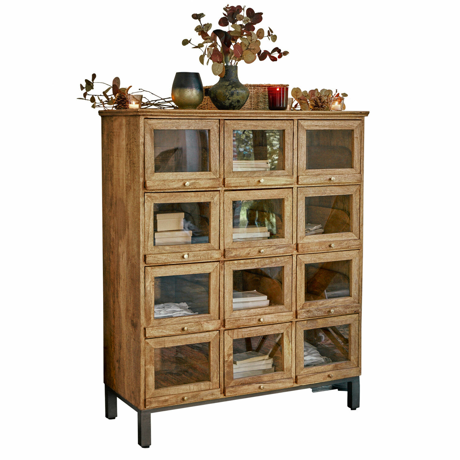 Kommode Middlesbrough Holzschrank mit 12 Glastüren und Metallbeinen, dekoriert mit Vasen und Kerzen