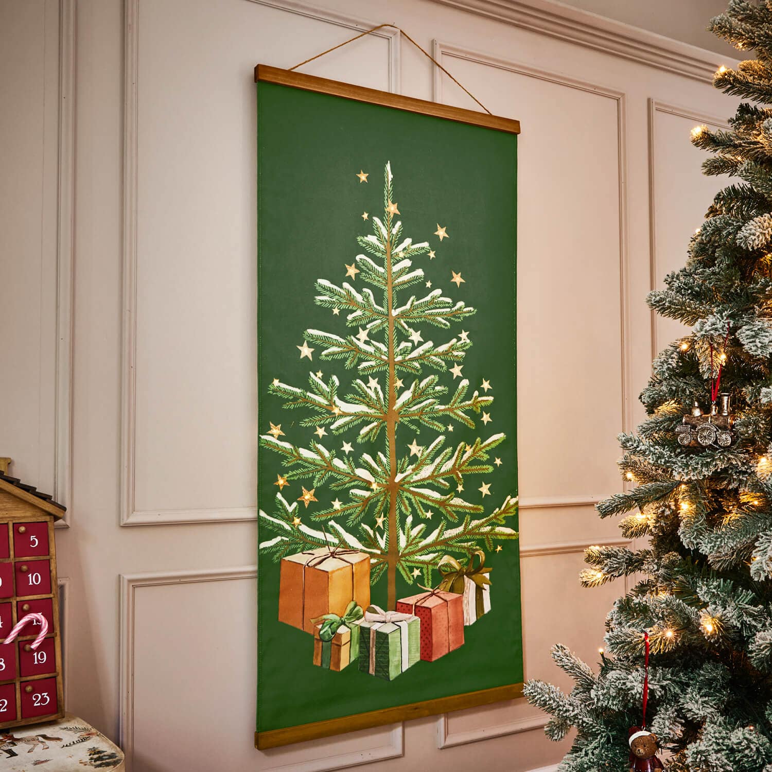 Grünes Wandbild mit Weihnachtsbaum und Geschenken, festliche Deko für das Zuhause