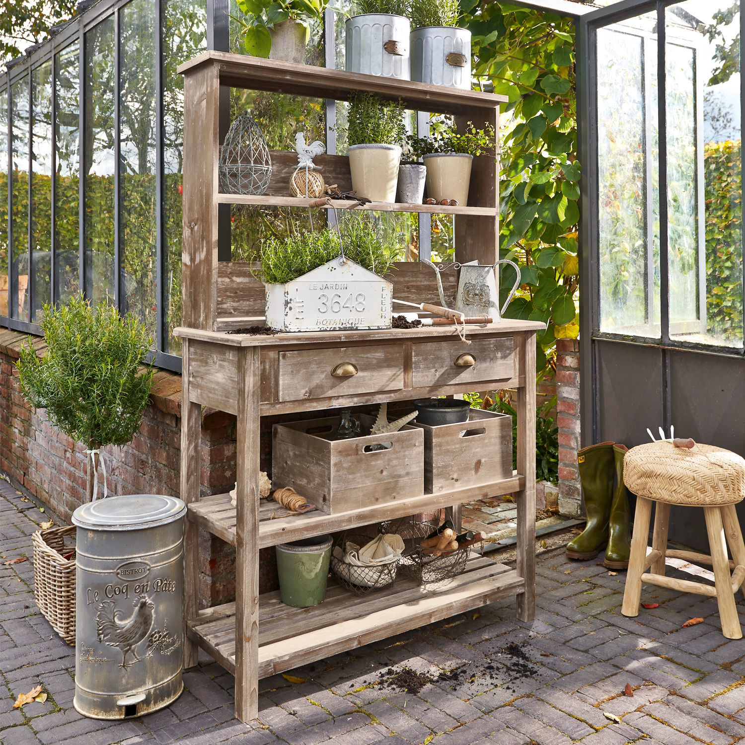 Regal Landover Holz-Gartentisch mit Regalen, Blumentöpfen, Gartengeräten und grünen Pflanzen im Gewächshaus
