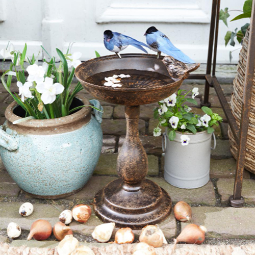 Dekorative Metallschale auf Fuß mit blauen Vogel-Figuren, Gartendekoration für Haus und Garten