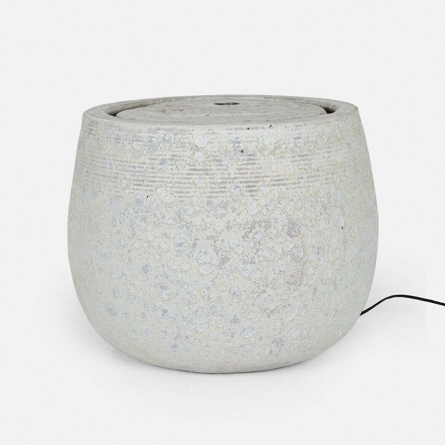 creme Seravia Brunnen in Creme aus Stein mit rundem Design, ideal für Gartendekoration