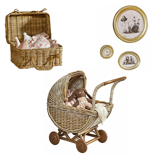 Set aus naturfarbenem Weidenzubehör mit Puppenwagen und Koffer für Kinderzimmerdeko