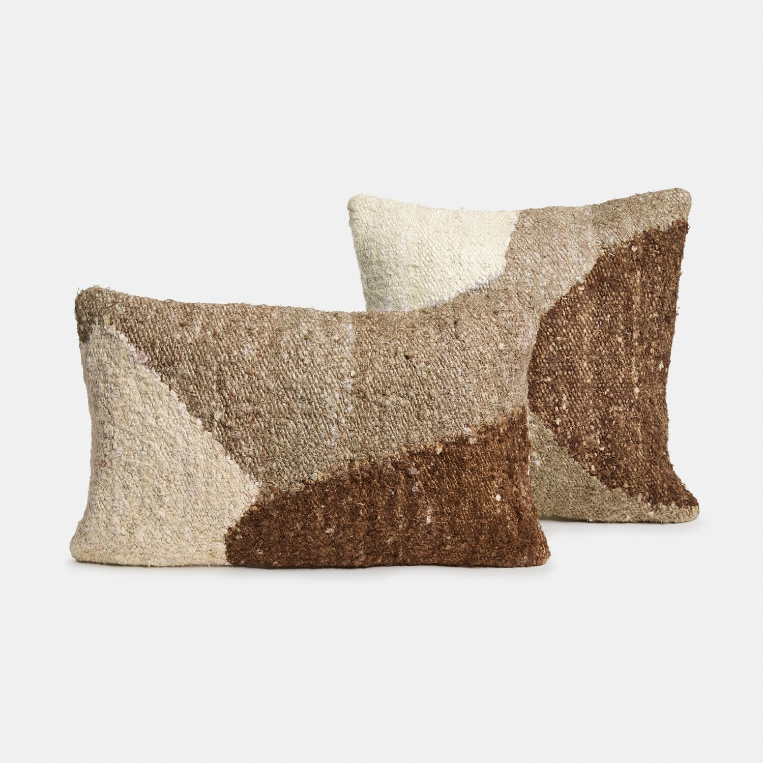 Dekorative Kissen aus Stoff in Braun- und Beigetönen, weich und stilvoll für das Wohnzimmer