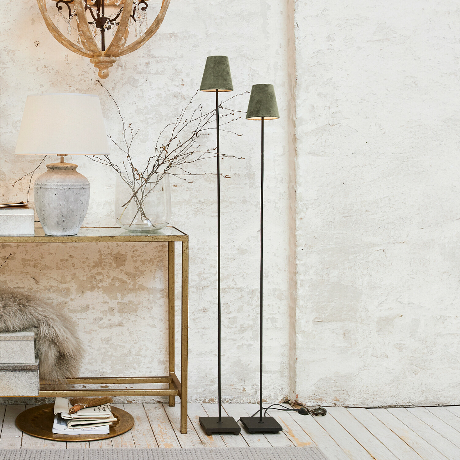 Stehlampe 2er Set Tacoma Set aus zwei schwarzen Stehlampen mit grünen Lampenschirmen und goldfarbenem Vintage-Beistelltisch
