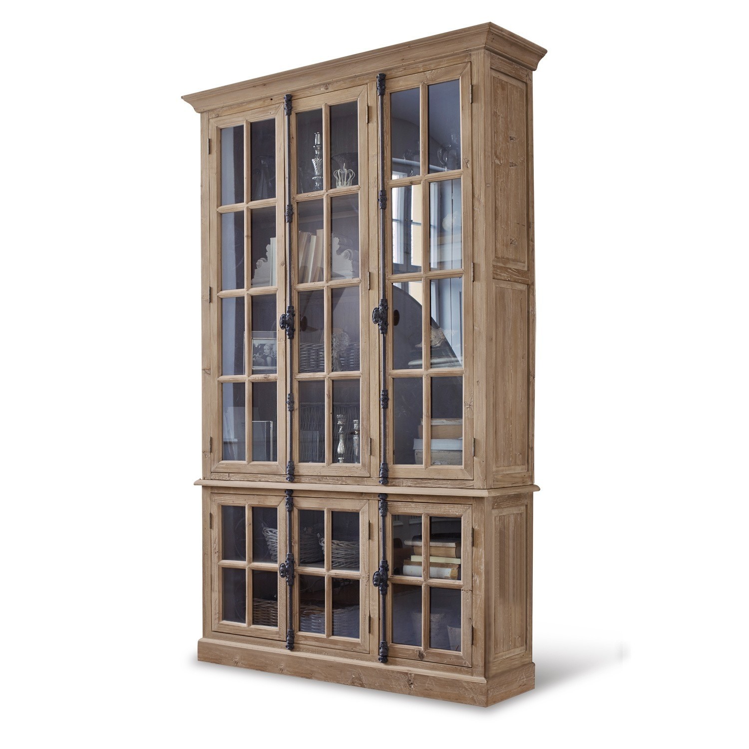 Schrank Mamirolle Großer Vitrinenschrank aus Holz mit Glastüren und schwarzen Metallbeschlägen in Naturholzfarbe