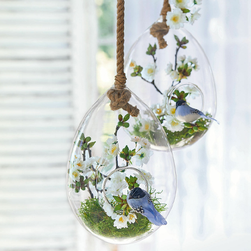 Hängende Glasdekoration mit weißen Blüten und blauem Vogel an Kordel, Wohnaccessoire