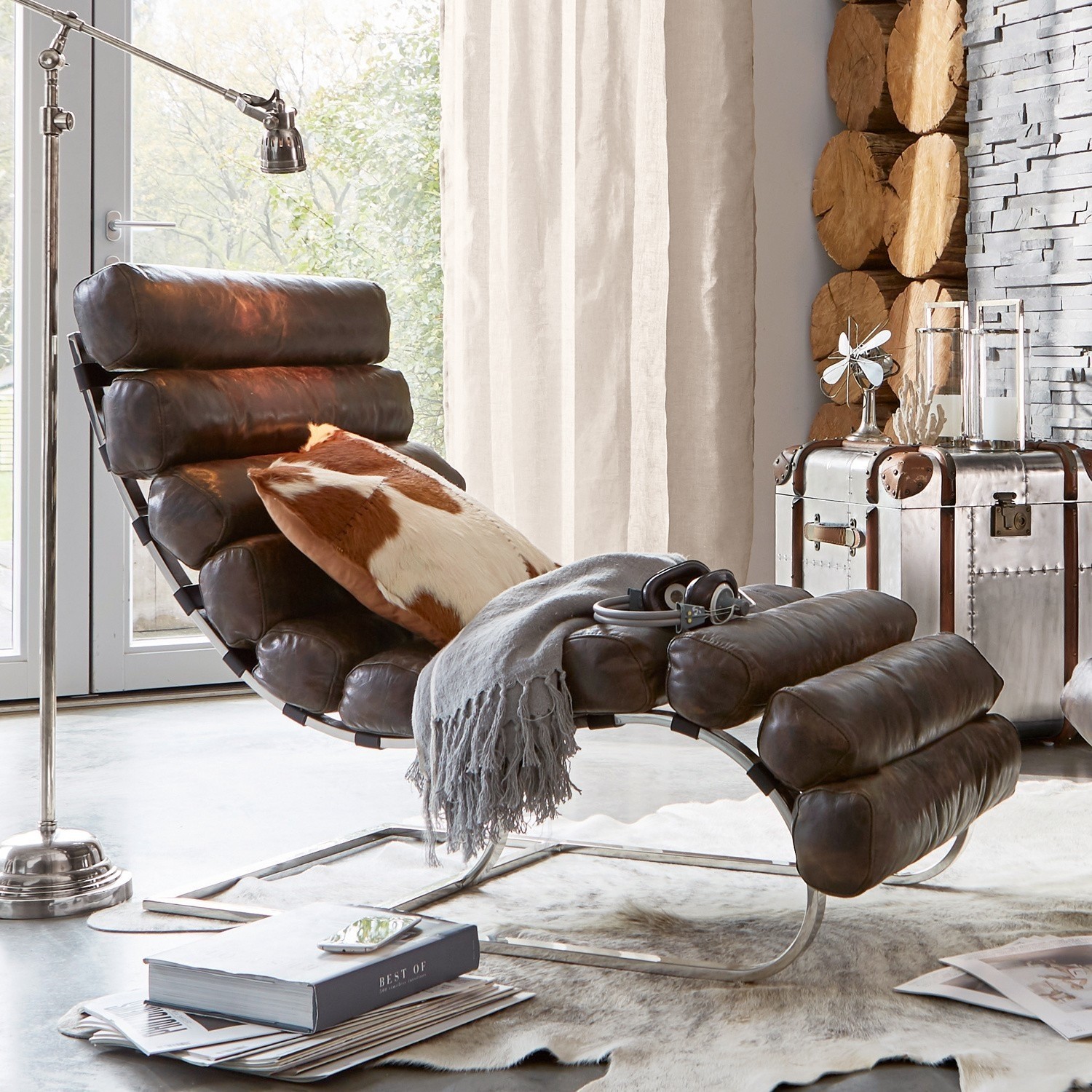 Lounger Davyss Moderner Sessel aus dunkelbraunem Leder mit Metallgestell und weichem Kissen im Wohnzimmer