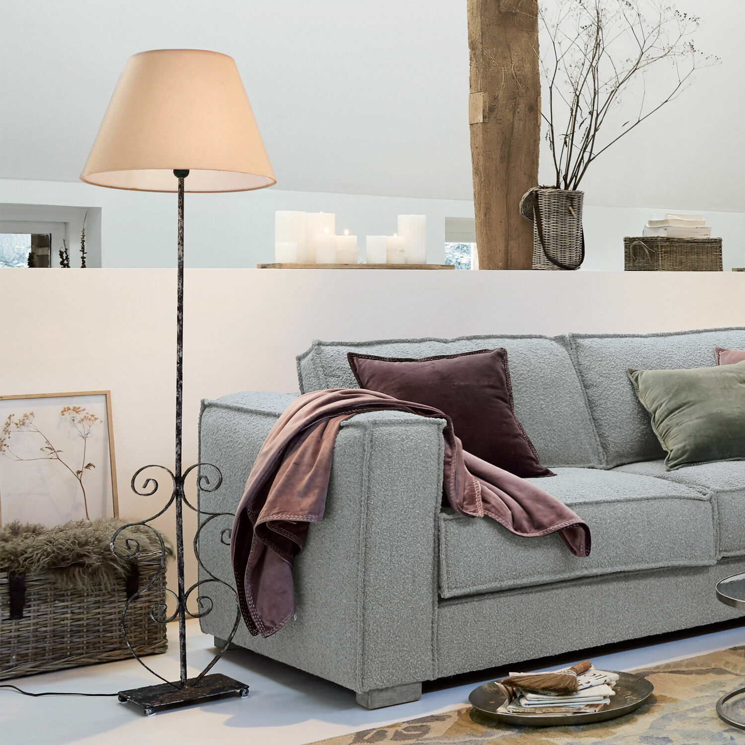 Stehlampe Le Havre Stehlampe mit Metallfuß und beigem Lampenschirm neben grauem Sofa in modernem Wohnzimmer
