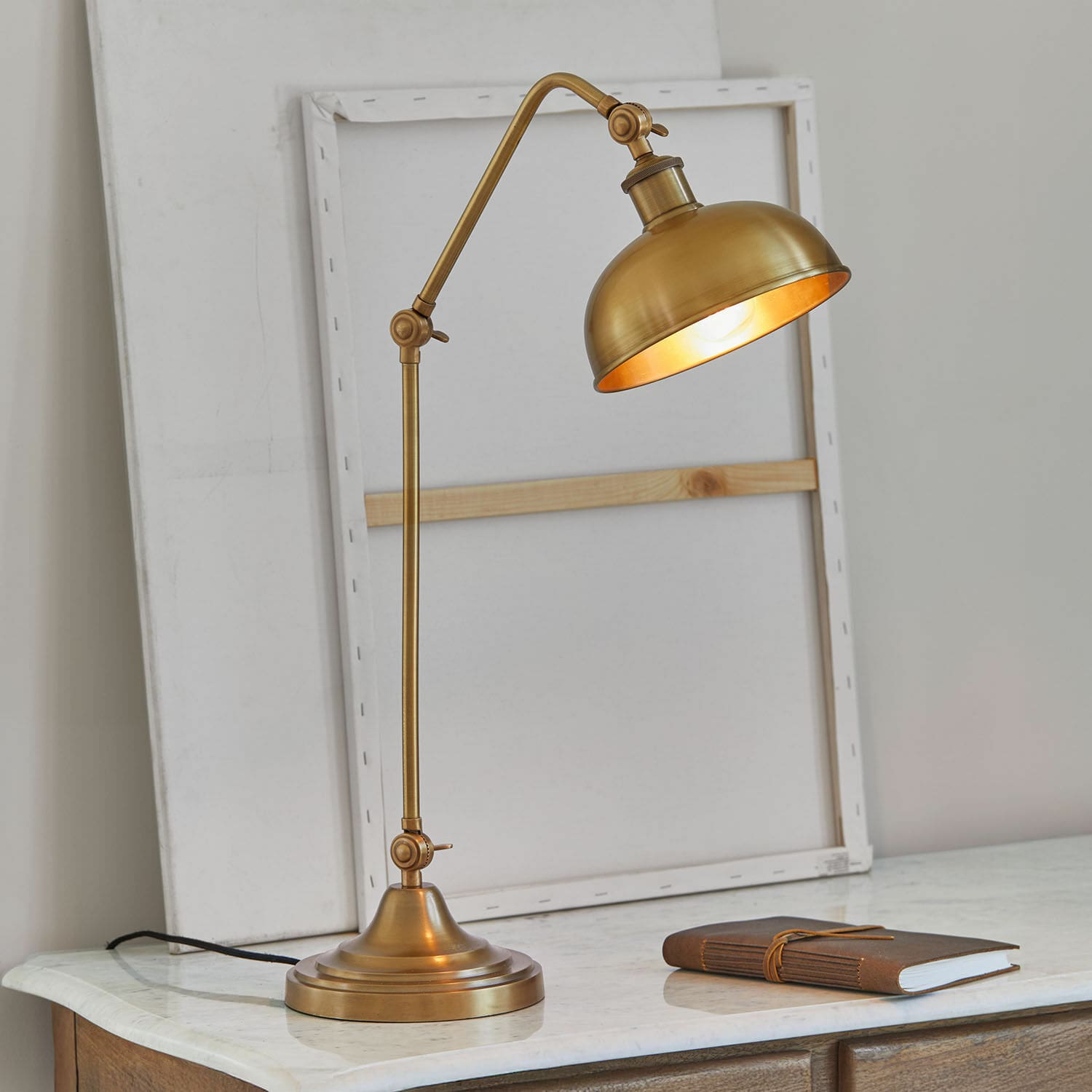 Tischlampe Delacroille Messing Tischlampe mit verstellbarem Arm auf Marmorplatte, eleganter Vintage-Schreibtischleuchte