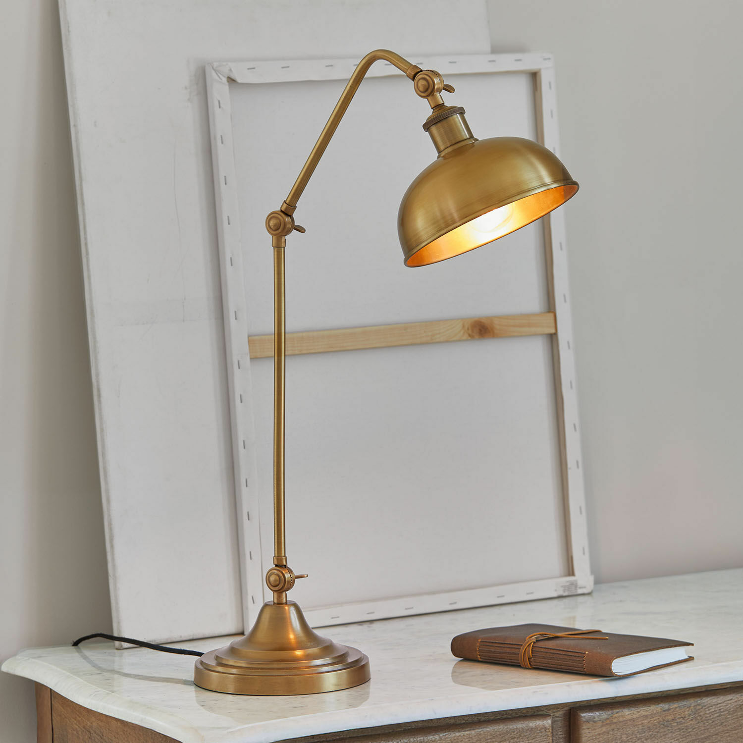 Tischlampe Delacroille Messing Tischlampe mit verstellbarem Arm auf Marmorplatte, eleganter Vintage-Schreibtischleuchte