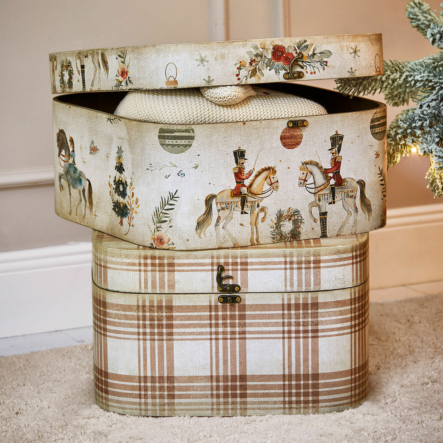 Box 2er Set Cormira Dekorative Stoffboxen in Beige mit braunem Karomuster und Soldatenmotiv auf Pferden, Weihnachtsdeko