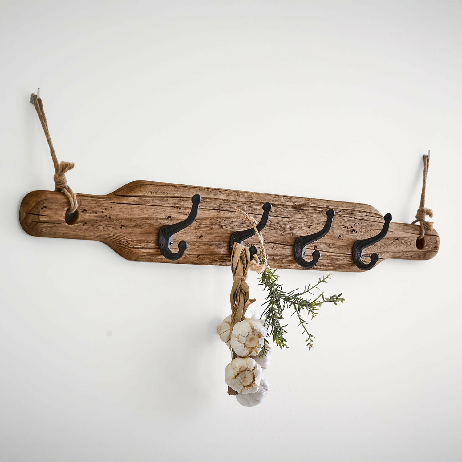 Hakenleiste Havsberg Rustikaler Wandhaken aus Holz mit vier schwarzen Metallhaken und Aufhängeschnüren